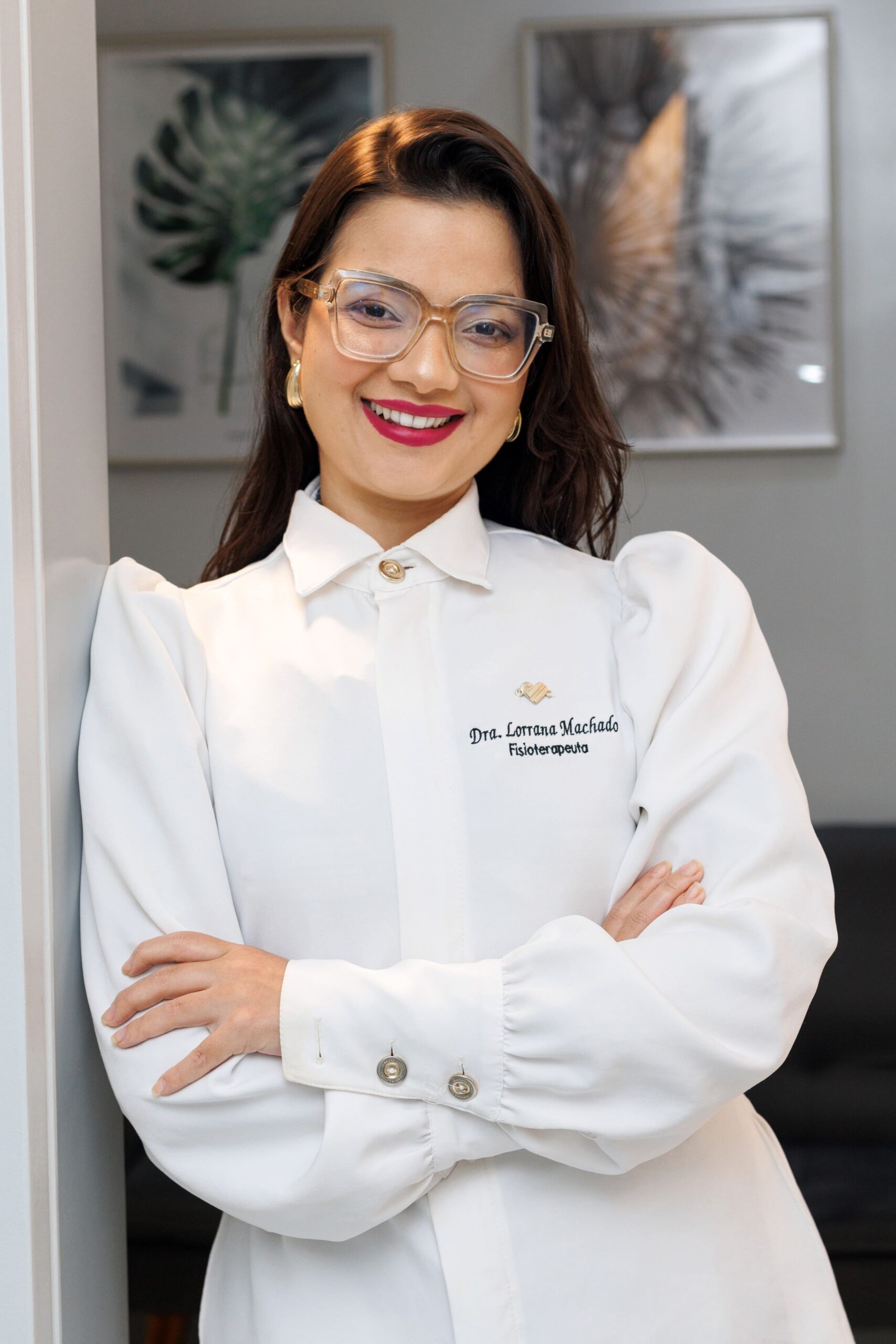 Dra. Lorrana Machado durante atendimento de fisioterapia facial